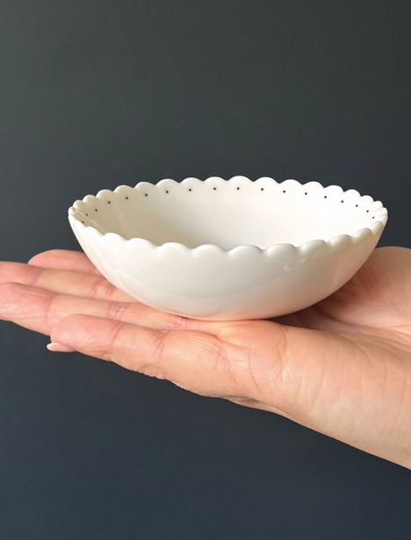 Porcelain Sweet Scallop Bowl w/ Illustration